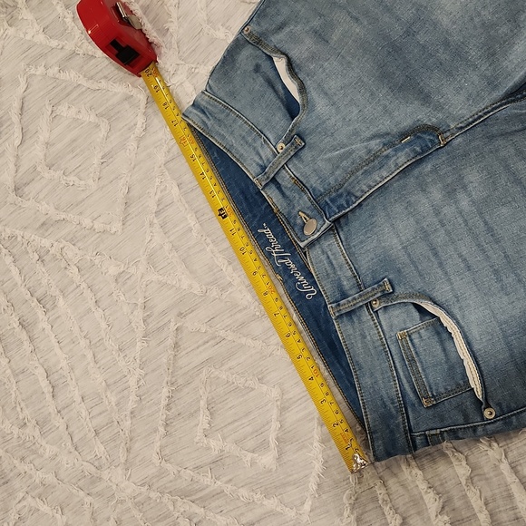 Light wash, distressed mid rise Universal Threads bermuda shorts size 14! - Picture 8 of 10